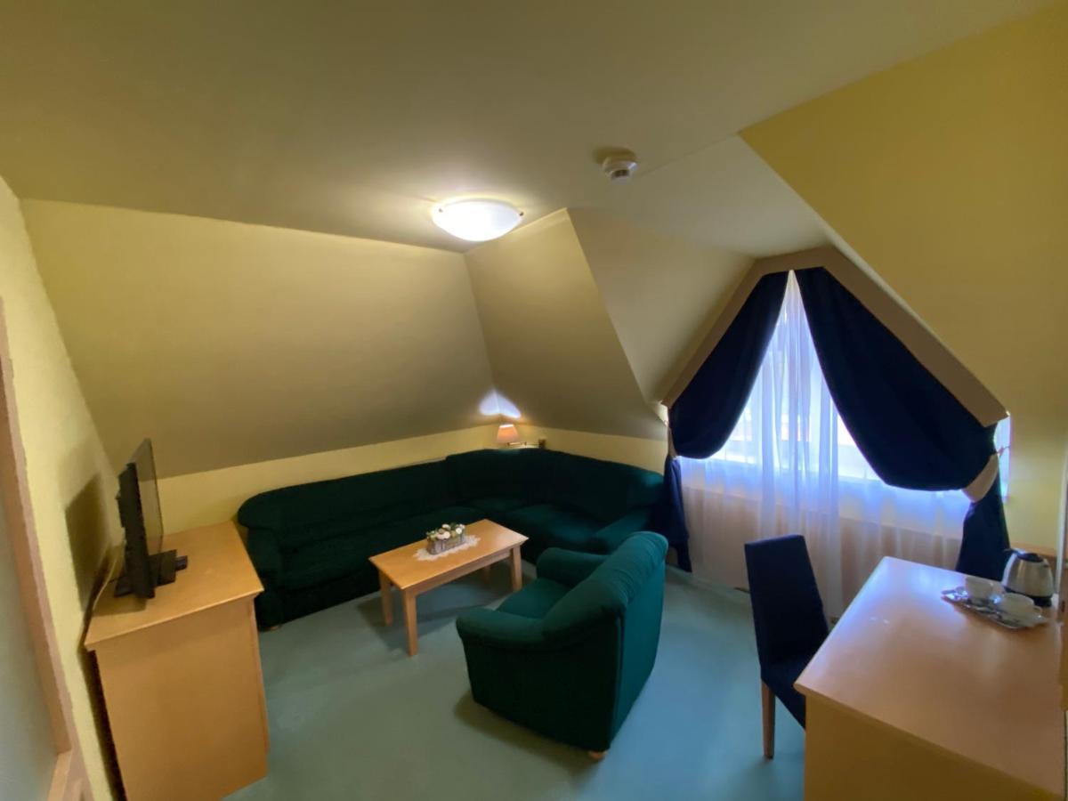Parkhotel Na Baracke Nová Dubnica Exteriör bild