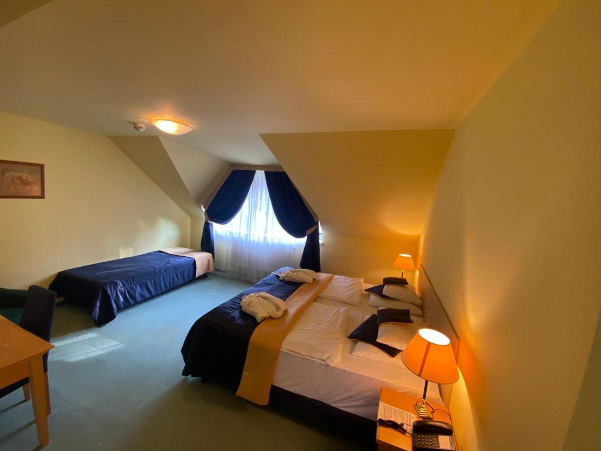 Parkhotel Na Baracke Nová Dubnica Exteriör bild