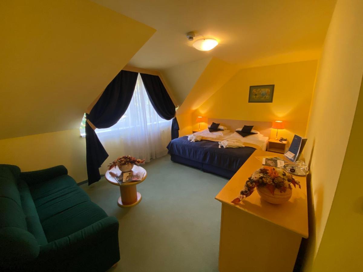 Parkhotel Na Baracke Nová Dubnica Exteriör bild