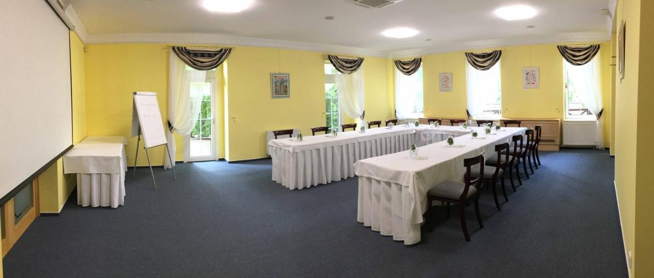 Parkhotel Na Baracke Nová Dubnica Exteriör bild